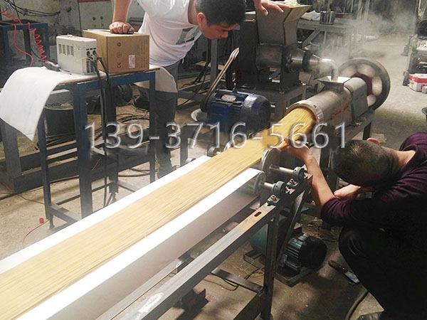 廣州客戶來方銳考察全自動(dòng)冷面機(jī)